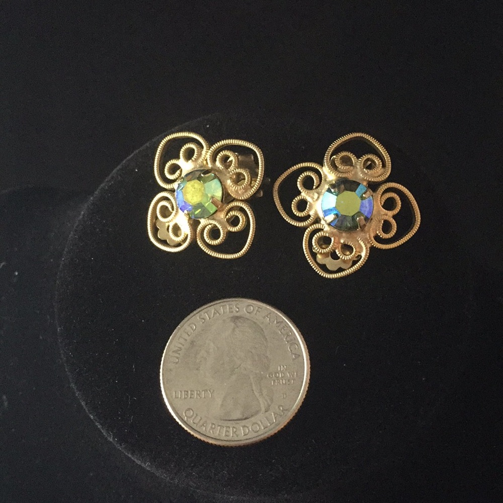 Vintage Clip On Earrings - Picture 2 of 4